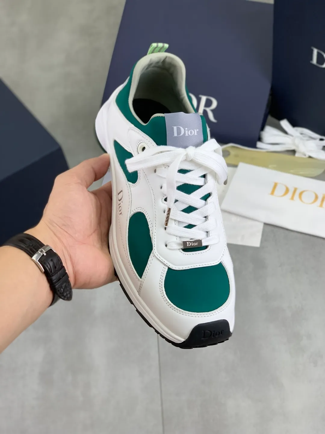Men's shoes 💰P560 The new DIOR Dior sneakers are carefully made of black grained first-layer cowhide, embellished with the same color Dior Gravity embossed effect, which is exquisite and extraordinary. The interior is made of the same color sheep lining, which is soft and comfortable. Complete with original custom multi-color mohair wide laces and matte black-finished brass eyelets, the tonal rubber sole is embellished with the Oblique pattern, and the contrasting Dior 30 Avenue Montaigne logo on the rear tail adds style to the casual look. Size: 35-45 for men and women Color: 3️⃣ colors available